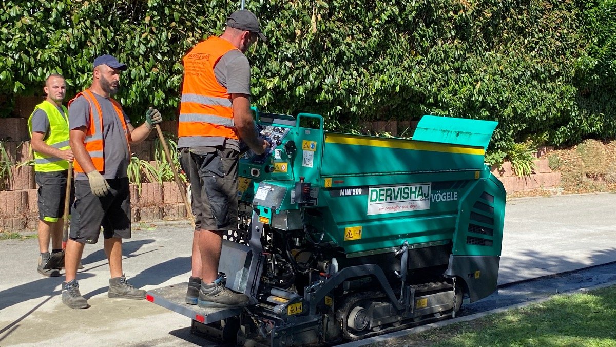 Neben einer großen Anzahl an Baumaschinen verfügt die Fa. Dervishaj über zwei neue Asphaltfertiger mit einer Breitenkapazität von bis zu 1,40 Metern – für das Verfüllen der Längsstraßen.