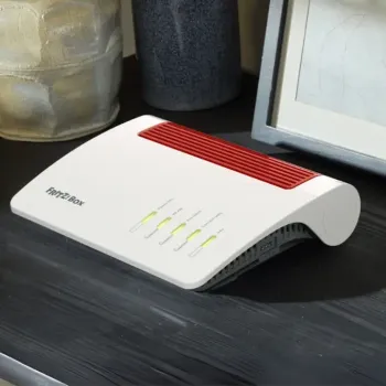 Fritz box Router steht auf Schreibtisch