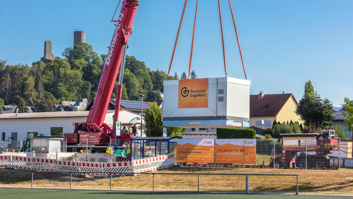 Nächster Meilenstein in Merenberg: Deutsche GigaNetz stellt deutschlandweit ihren ersten hybriden Hauptverteiler