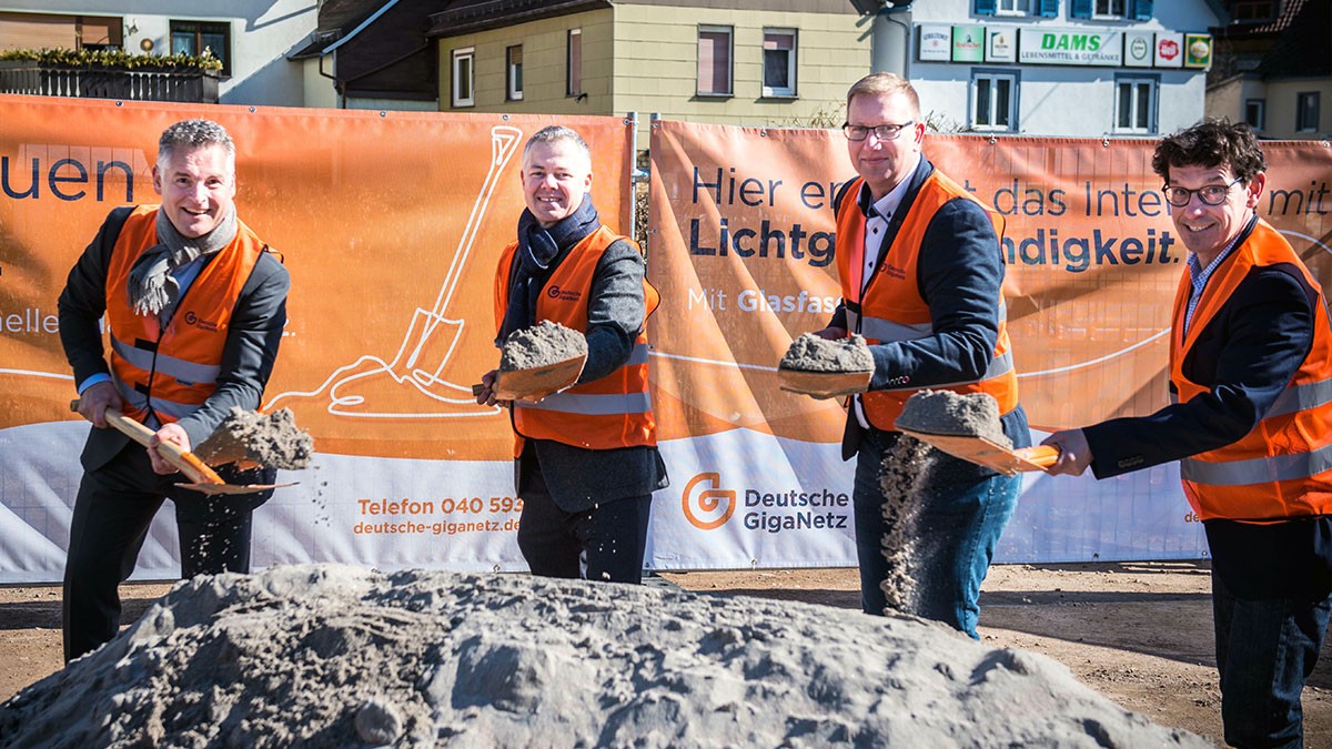 Erster Spatenstich für das GigaNetz: Schlangenbad bekommt Glasfaser-Internet