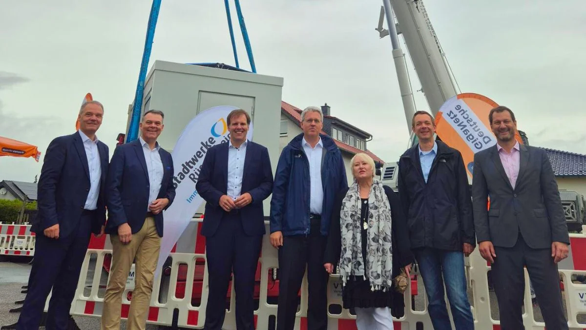 Sieben Personen vor einer Baustelle.