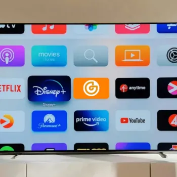 Fernseher mit verschiedenen Streaming-Apps auf dem Bildschirm.