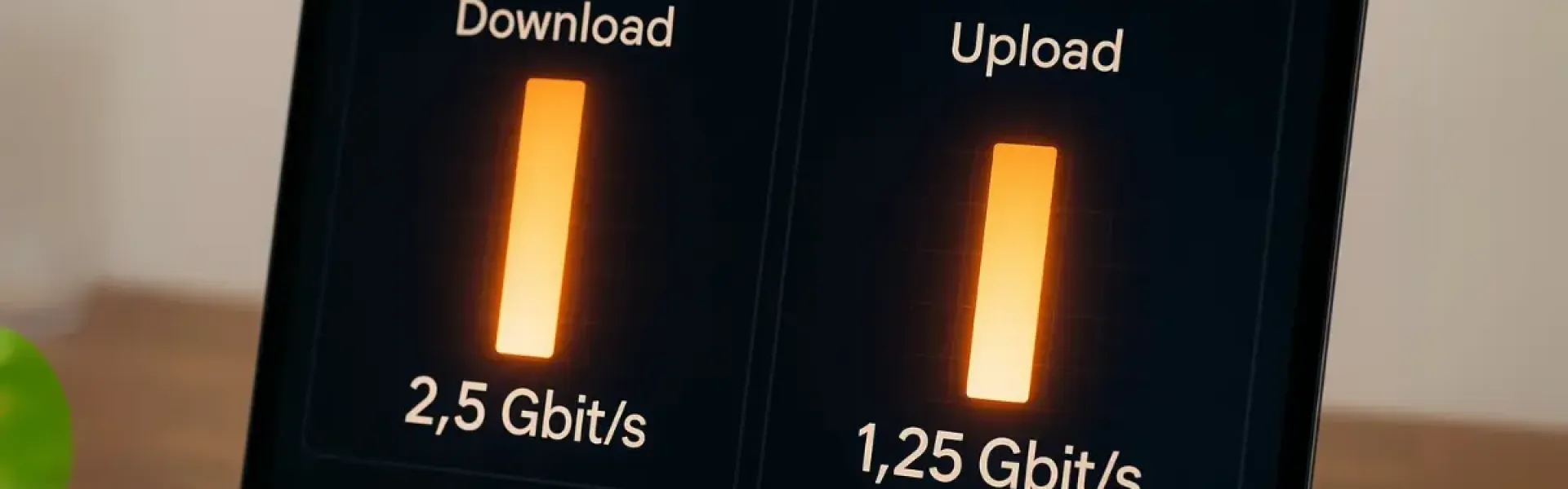 Laptopbildschirm mit Anzeige von 2,5 Gbit/s Download- und 1,25 Gbit/s Upload-Geschwindigkeit.