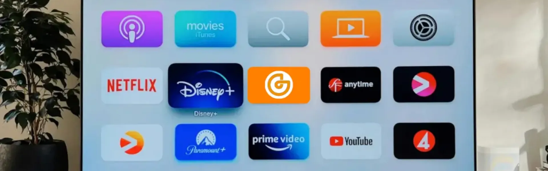 Ein TV-Bildschirm zeigt die Logos vieler Streaming-Dienste